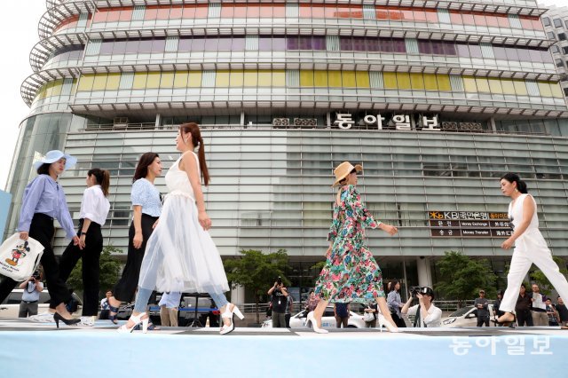 서울시는 가벼운 옷차림으로 무더위를 건강하게 이겨내고 에너지도 절약하자는 취지로 26일 서울 청계광장에서 ‘시원차림 맵시 뽐내기’ 패션쇼를 열었다. 행사에 참가한 시민모델들이 런웨이를 시원하게 걷고 있다.