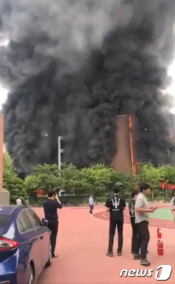 26일 오후 서울 은평구 은명초등학교에서 화재가 발생해 건물이 불타고 있다. (은평구청 제공) 2019.6.26/뉴스1