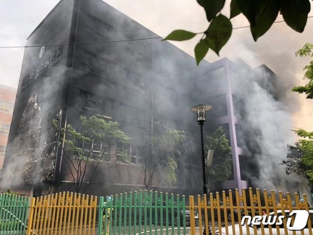 26일 오후 서울 은평구 은명초등학교에서 화재가 발생해 건물이 불타고 있다. (트위터) 2019.6.26/뉴스1