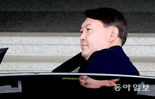 17일 차기 검찰총장 후보자로 지명된 윤석열 서울중앙지검장이 점심식사를 위해 외부로 나가기에 앞서 기자들에게 “무거운 책임감을 느낀다”라며 입장을 밝힌 뒤 차에 오르고 있다. 사진=전영한 기자 scoopjyh@donga.com