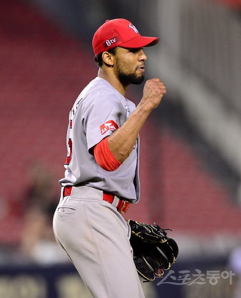 26일 서울 잠실야구장에서 ‘2019 신한은행 MY CAR KBO리그’ SK 와이번스와 LG 트윈스의 경기가 열렸다. SK 선발 산체스가 6회말 2사 2루에서 상대 타자를 유격수 앞 땅볼로 잡아낸 후 주먹을 불끈 쥐고 있다. 잠실｜김진환 기자 kwangshin00@donga.com