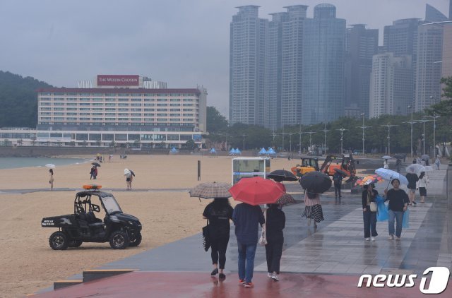 26일 부산 해운대해수욕장을 찾은 관광객들이 우산을 쓰고 장마 빗속을 걷고 있다. 2019.6.26/뉴스1 © News1