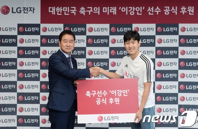 26일 서울 여의도 LG트윈타워에서 최상규 LG전자 한국영업본부장 사장(왼쪽)과 이강인이 공식 후원 조인식 후 기념촬영을 하고 있다.(LG전자 제공)© 뉴스1