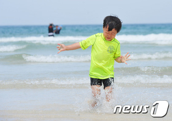 제주시 월정리 해변을 찾은 한 어린이가 물놀이를 하고 있다.© News1