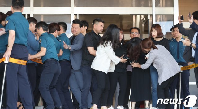 ‘전 남편 살해 사건’은 피의자 고유정이 12일 오전 제주 동부경찰서에서 제주지검으로 송치되고 있다. 2019.6.12/뉴스1 © News1