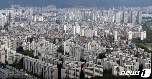 하락세를 이어오던 서울의 집값이 33주 만에 하락세를 멈췄다.

27일 한국감정원에 따르면 6월 넷째주 서울지역 주간 아파트 매매 가격 변동률이 -0.01%에서 보합(0.00%)으로 돌아섰다. 

서울 부동산시장을 이끄는 강남3구는 지난해 10월 3주 이후 처음으로 동반 상승했다.

사진은 이날 서울시내 아파트 단지의 모습. 2019.6.27/뉴스1