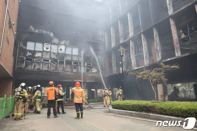 26일 서울 은평구 응암동 은명초등학교에서 화재가 발생해 소방대원들이 잔불을 정리하고 있다. 소방당국에 따르면 “학교 주차장에 주차돼있던 차량에서 화재가 발생했으며, 학교로 불이 번졌다“고 밝혔다. (은평소방서 제공)2019.6.26/뉴스1