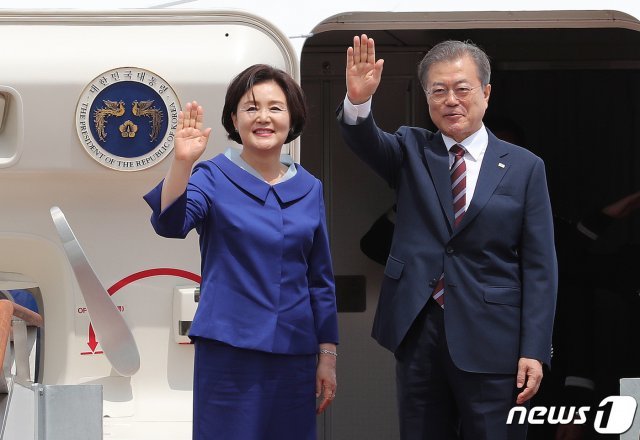 문재인 대통령과 김정숙 여사가 27일 오후 일본 오사카에서 열리는 G20 정상회의에 참석하기 위해 경기도 성남 서울공항을 통해 출국하고 있다. 2019.6.27/뉴스1 © News1