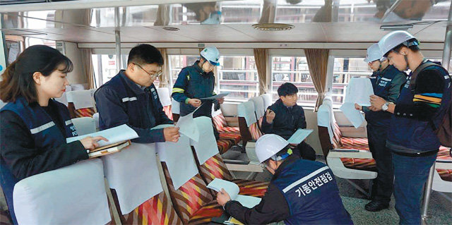 해양경찰관과 선박안전기술공단 직원으로 구성된 기동안전점검단이 지난달 인천의 한 유람선에서 운항 시설의 안전성을 점검하고 있다. 해양경찰청 제공