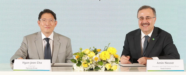 25일 탄소섬유 공장 관련 업무협약을 체결한 조현준 효성 회장(왼쪽)과 아민 나세르 아람코 최고경영자. 효성 제공