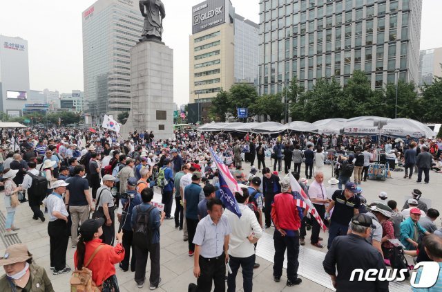 홍문종 우리공화당(옛 대한애국당) 공동대표가 27일 오후 서울 세종대로 광화문광장에 설치한 천막에서 발언을 하고 있다. 서울시는 이날 오후 6시까지 광화문광장에 설치된 천막을 철거할 것을 요구했다. 이를 이행하지 않을 경우 다시 행정대집행이 진행될 것이라고 경고했다. 2019.6.27/뉴스1 © News1