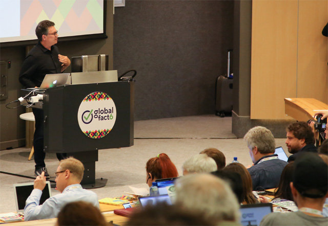 19일 남아프리카공화국 케이프타운대에서 열린 ‘제6회 글로벌 팩트 체킹 서밋’에서 빌 어데어 미국 듀크대 교수가 개막 연설을 하고 있다. 국제팩트체킹네트워크(IFCN) 제공