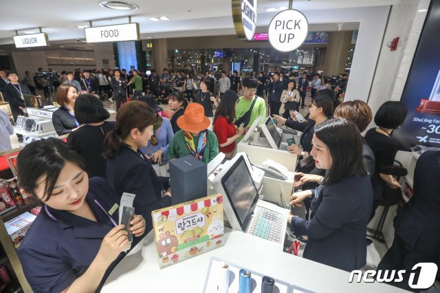 인천공항 입국장 면세점이 공식 개장한 31일 오후 제1여객터미널 입국장 면세점이 여행객들로 붐비고 있다. © News1