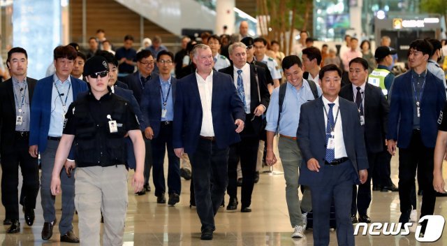 스티븐 비건 미국 국무부 대북정책 특별대표가 27일 오후 인천국제공항을 통해 입국하고 있다. 비건 특별대표는 이도훈 외교부 한반도평화교섭본부장, 김연철 통일부 장관 등과 만날 것으로 보인다. 2019.6.27/뉴스1 © News1