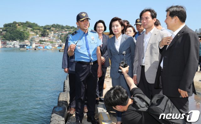 나경원 자유한국당 원내대표를 비롯한 북한선박입항 은폐조작 진상조사단이 24일 강원도 삼척항 북한선박 접안 현장에서 윤병두 동해해경청장으로부터 보고를 받고 있다. 2019.6.24/뉴스1 © News1