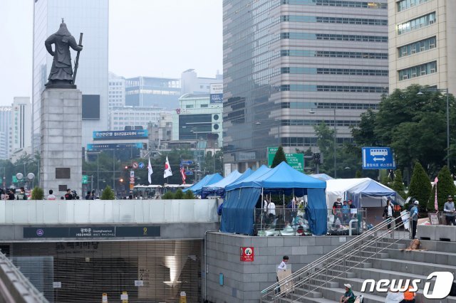 28일 오전 서울 세종대로 광화문광장에 설치된 우리공화당 천막 주위에 당원 및 지지자들이 모여있다. © News1