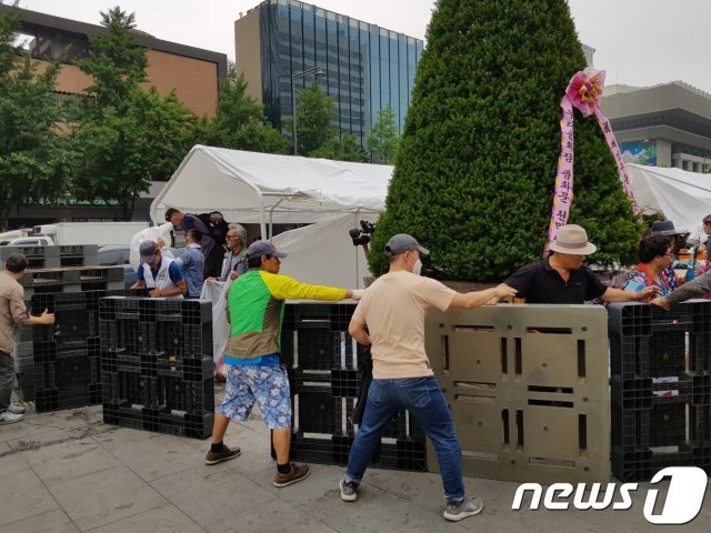 28일 오전 우리공화당 측이 농성장 이동을 위해 서울 광화문광장에 설치된 천막을 해체하고 있다. © 뉴스1