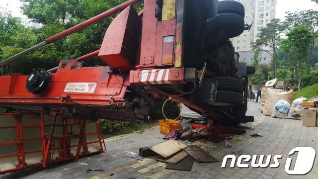 28일 오전 8시 50분쯤 김포시 운양동의 한 아파트에서 이삿짐을 옮기던 사다리 차량이 쓰러져 도로를 달리던 차량을 덮쳤다.(김포소방서제공)