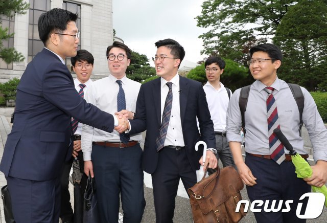 양심적 병역거부자들이 지난해 6월28일 서울 종로구 헌법재판소에서 선고결과에 서로를 격려하며 기뻐하고 있다. 2018.6.28/뉴스1 DB © News1