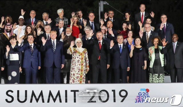 문재인 대통령, 김정숙 여사를 비롯한 주요 20개국(G20) 정상 및 배우자들이 28일 오후 일본 오사카 영빈관에서 단체 기념촬영을 하고 있다.(청와대 페이스북) 2019.6.28/뉴스1