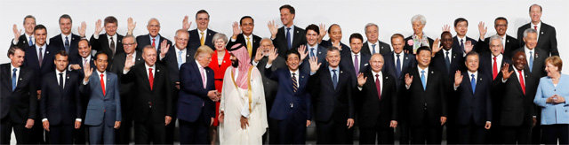 문재인 대통령(앞줄 오른쪽에서 세 번째)이 28일 일본 오사카 주요 20개국(G20) 정상회의 공식 환영식에서 각국 
정상들과 기념촬영을 하고 있다. 도널드 트럼프 미국 대통령(앞줄 왼쪽에서 다섯 번째), 아베 신조 일본 총리(앞줄 왼쪽에서 일곱 
번째), 블라디미르 푸틴 러시아 대통령(앞줄 왼쪽에서 아홉 번째), 시진핑 중국 국가주석(앞줄 왼쪽에서 열 번째) 등도 보인다. 
오사카=AP 뉴시스