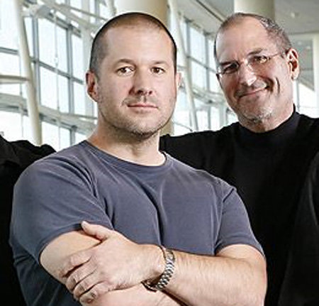 조너선 아이브 애플 최고디자인책임자(CDO·왼쪽)와 고 스티브 잡스 애플 창업자. 두 사람은 애플의 부활을 이끈 아이폰, 맥, 아이패드를 세상에 내놓은 주역들이다. AP 뉴시스