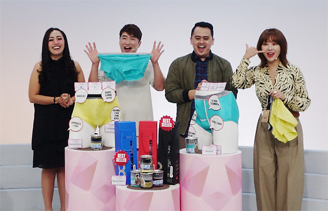 개그맨 장동민(왼쪽에서 두 번째), 가수 나르샤(오른쪽) 등 한국 연예인들의 인도네시아 홈쇼핑 출연 모습.