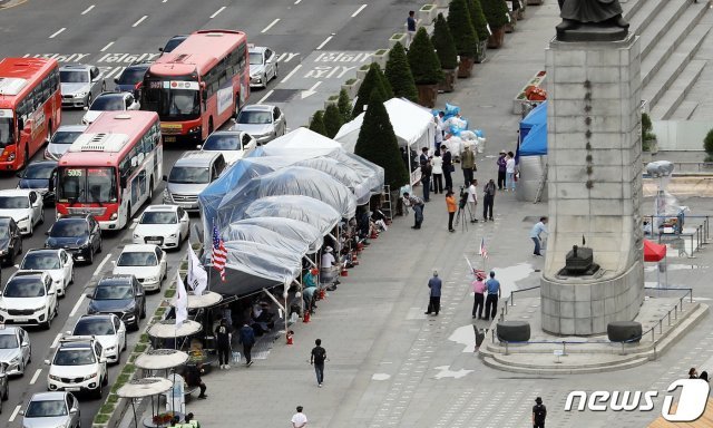 서울 광화문광장에 재설치한 우리공화당 천막. © News1