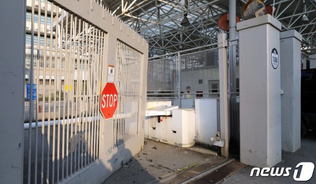 지난 25일 오후 서울 세종대로 주한미국대사관에 30대 남성이 승용차를 타고 정문을 들이받는 사건이 발생했다. 사진은 파손된 주한미국대사관 정문의 모습. © News1