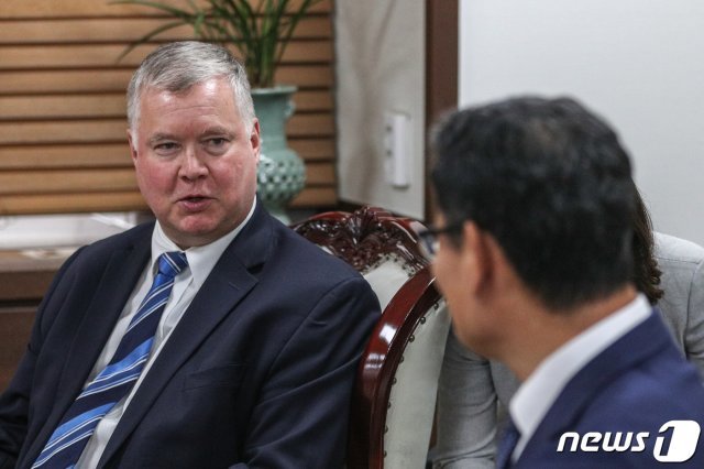 스티브 비건 미국 국무부 대북특별대표가 28일 오후 서울 종로구 정부서울청사에서 김연철 통일부 장관과 면담하고 있다. © News1