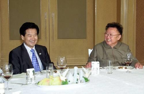 2005년 노무현 대통령 특사 자격으로 북한을 방문한 정동영 통일부 장관이 김정일 국방위원장과 오찬을 하고 있다. 김 위원장은 정 장관에게 비핵화는 선대의 유훈이라고 했다.