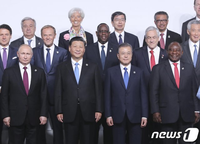 문재인 대통령이 지난 28일 오전 인텍스 오사카에서 열린 G20 정상회의 공식환영식에서 각국 정상들과 기념촬영을 하고 있다. (청와대 제공)