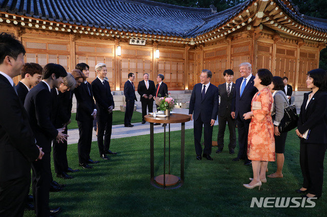 문재인 대통령과 부인 김정숙 여사가 29일 친교 만찬장인 청와대 상춘재 앞에서 도널드 트럼프 미국 대통령과 담소를 나누고 있다. 사진=뉴시스