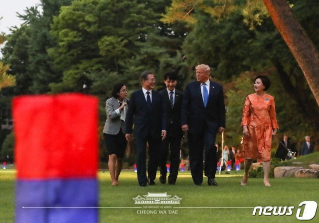 오사카 G20 정상회의를 마치고 방한 중인 도널드 트럼프 미국 대통령이 29일 오후 청와대에서 문재인 대통령과 김정숙 여사와 함께 녹지원을3 가로질러 만찬이 마련된 상춘재로 향하고 있다. (청와대 페이스북) 2019.6.29뉴스1