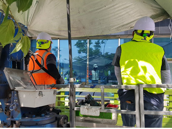 건설근로자들이 폭염 예방 의류장비인 하이퍼쿨 ‘냉감조끼’를 착용 한 채 건설현장에서 작업을 하고 있다. 입기만 해도 최대 9도 밑으로 온도가 내려간다.(사진: 에스티아 제공)