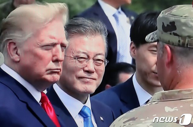 문재인 대통령과 도널드 트럼프 미국 대통령이 30일 오후 판문점 공동경비구역을 방문해 오울렛 초소에서 미2사단장으로부터 브리핑을 듣고 있다.(YTN 캡쳐)2019.6.30/뉴스1