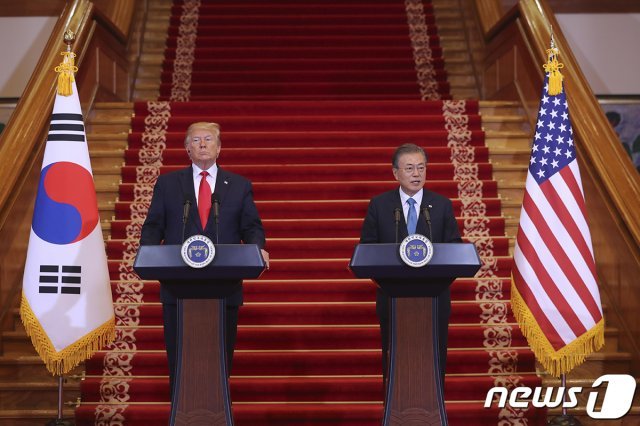 문재인 대통령과 트럼프 미국 대통령이 30일 오후 청와대에서 공동기자회견을 하고 있다. (청와대) 2019.6.30/뉴스1