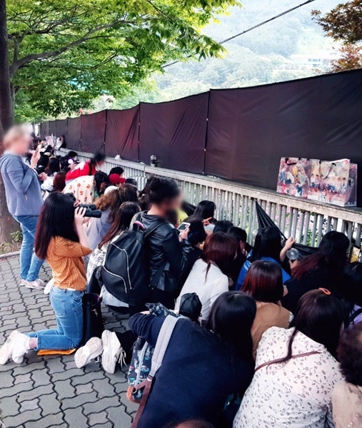 지난달 15일 부산 아시아드 보조경기장에서 방탄소년단의 팬미팅이 열린 가운데 일부 팬들이 인근 도로변에서 행사장을 엿보고 있는 모습. 사진제공｜부산경찰청