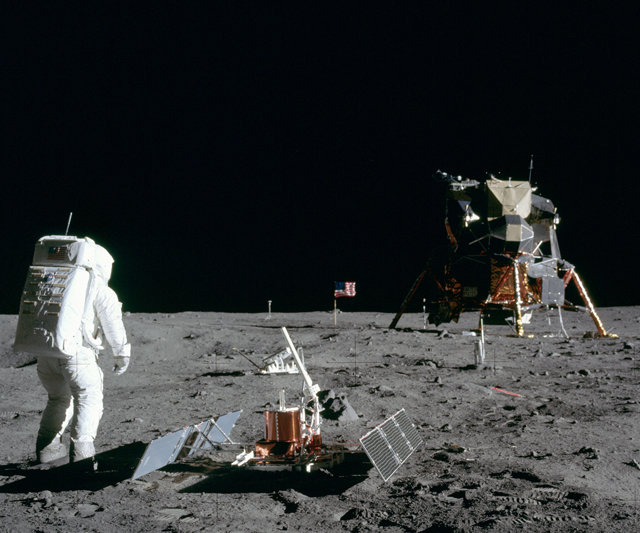 1969년 7월 20일 미국항공우주국(NASA)의 우주인 버즈 올드린이 달에 착륙해 지진계를 설치하는 모습이다. 아폴로 11호 임무의 사령관이자 달에 첫발을 내디딘 우주인 닐 암스트롱이 찍었다. NASA 제공