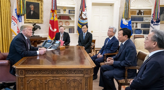 올해 5월 미국 투자 이후 백악관에서 도널드 트럼프 미국 대통령(왼쪽)과 면담하고 있는 신동빈 롯데 회장(오른쪽에서 두 번째). 롯데 제공