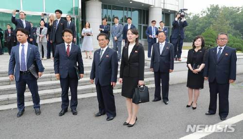 김여정 북한 노동당 제1부부장이 30일 판문점 자유의 집 앞에서 남북미 정상의 만남을 지켜보고 있다.