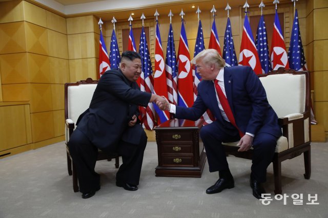 김정은 북한 국무위원장(왼쪽)과 도널드 트럼프 미국 대통령이 6월 30일 판문점 남측 지역에 있는 자유의 집에서 회담을 시작하기에 앞서 악수를 하고 있다. 판문점=박영대 기자 sannae@donga.com
