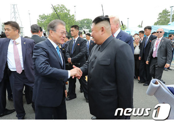 문재인 대통령과 김정은 국무위원장이 30일 판문점에서 만나 악수하고 있다. (노동신문)