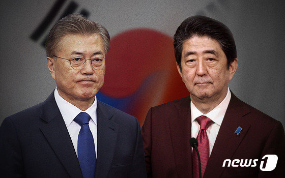 문재인 대통령(왼쪽)과 아베 신조 일본 총리 © News1 DB