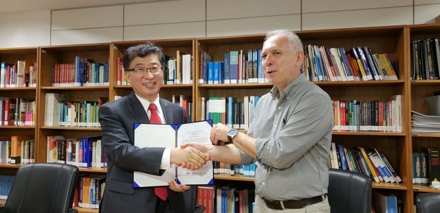 박한오 바이오니아 대표(왼쪽)와 마우리시우 주마 바이오망기누스 회장이 업무협약 체결 후 기념촬영을 하고 있다. 사진제공｜바이오니아