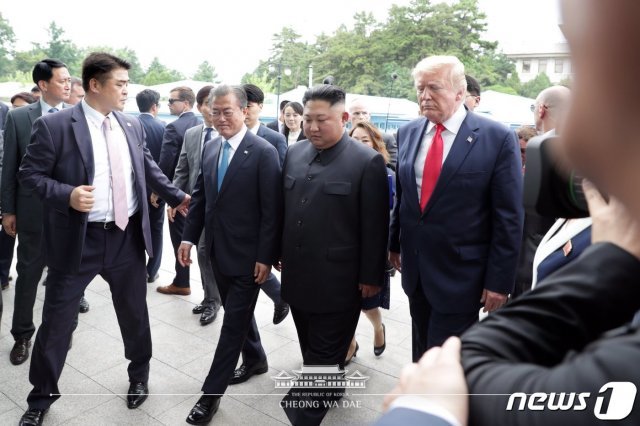 문재인 대통령과 도널드 트럼프 미국 대통령이 30일 오후 판문점에서 김정은 북한 국무위원장을 만나 회동을 위해 입장하고 있다.(청와대 페이스북)