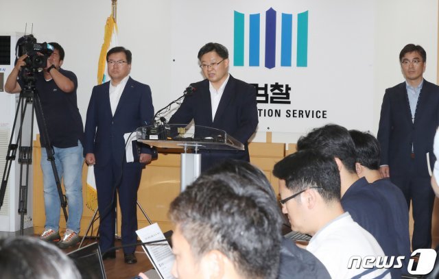 장기석 제주지방검찰청 차장검사가 1일 제주시 제주지검 회의실에서 ‘전 남편 살인사건’ 피의자 고유정에 대한 기소 관련 브리핑을 하고 있다.2019.7.1/뉴스1 © News1