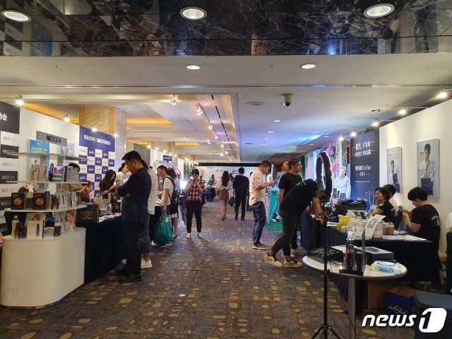 1일 서울 롯데호텔에서 열린 타오바오 글로벌 바이어 데이 행사에서 국내 화장품 브랜드들이 부스를 열고 브랜드를 홍보하는 모습. © 뉴스1