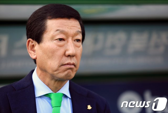 최강희 감독이 결국 중국 슈퍼리그 다롄 이팡의 지휘봉을 내려 놓는다. © News1