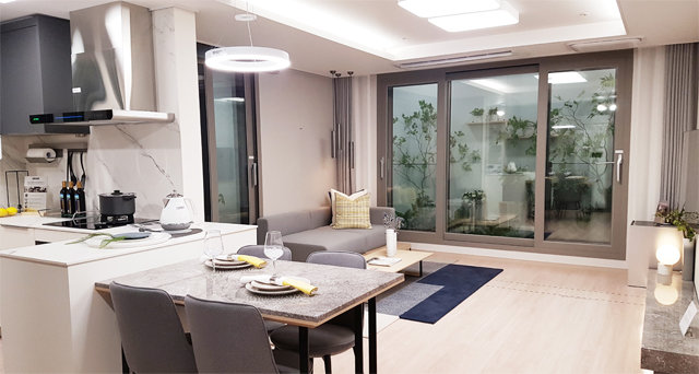 2일 청약을 시작하는 서울 서초구 ‘서초그랑자이’ 전용면적 74㎡B 타입의 거실. 무지개아파트를 재건축하는 이 아파트는 주변 시세보다 분양가가 저렴해 주목받고 있다. GS건설 제공
